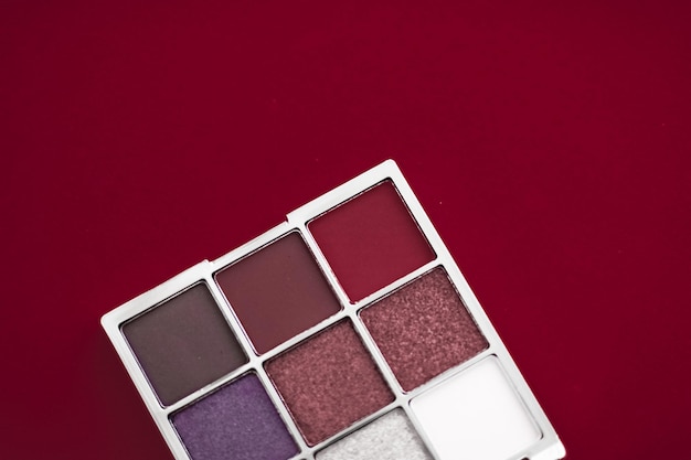 Palette de fards à paupières et pinceau de maquillage sur fond de cerise ombres à paupières produit cosmétique pour la promotion de la marque de beauté de luxe et la conception de blogs de mode de vacances