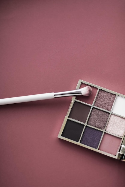 Palette de fards à paupières et pinceau de maquillage sur fond rouge ombres à paupières produit cosmétique pour la promotion de la marque de beauté de luxe et la conception de blogs de mode de vacances