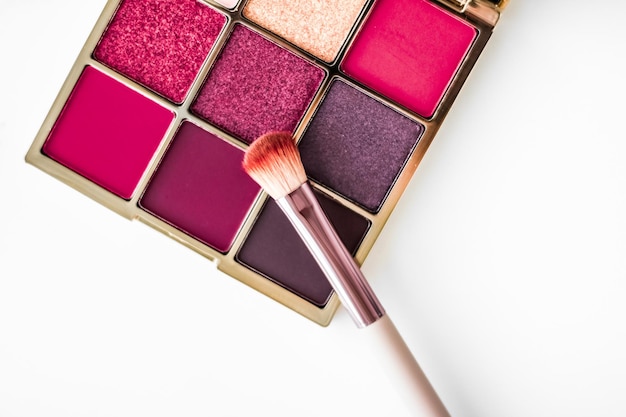 Palette d'ombres à paupières sur fond de marbre maquillage et produits cosmétiques pour la promotion de la vente de marques de beauté de luxe et la conception de flatlay de vacances
