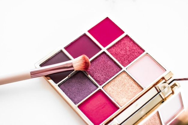 Palette d'ombres à paupières sur fond de marbre maquillage et produits cosmétiques pour la promotion de la vente de marques de beauté de luxe et la conception de flatlay de vacances
