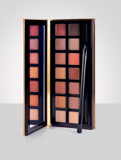 Palette d'ombres à yeux de maquillage isolée sur fond blanc Boîte cosmétique de maquillage ouverte avec miroir