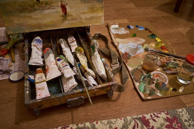 Palette de peinture avec un pinceau dans la boîte dans l&#39;atelier de l&#39;artiste