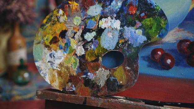 Palette de peinture sur toile en studio d'art