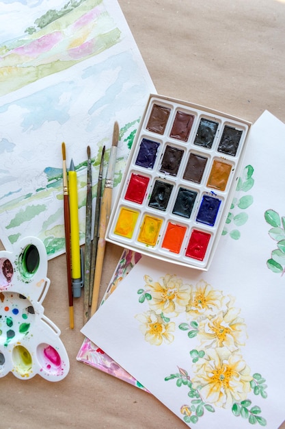 Palette de pinceaux de peintures à l'aquarelle et dessins