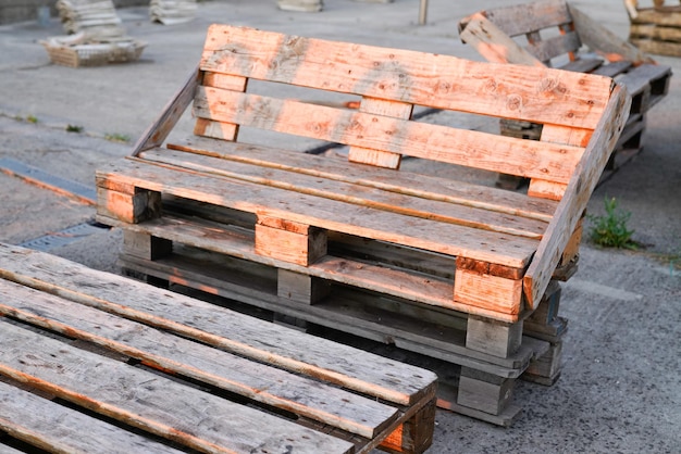 Les palettes en bois font une chaise longue et une table en bois de jardin dans le jardin