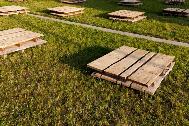 Palettes en bois sur l'herbe, gros plan