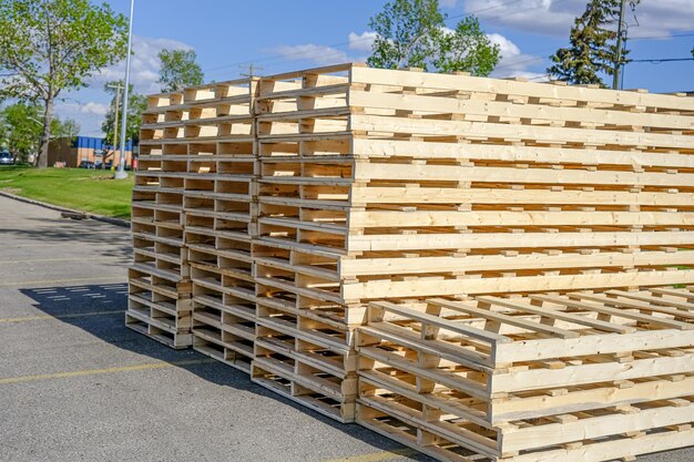 Palettes en bois à l'usine prêtes à être expédiées aux clients