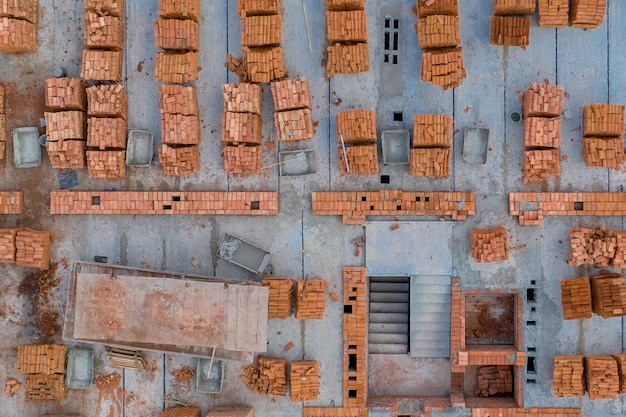 Palettes de briques d'argile stockées pour la construction de bâtiments Arrière-plan du site de construction Vue de dessus arrière-plan industriel