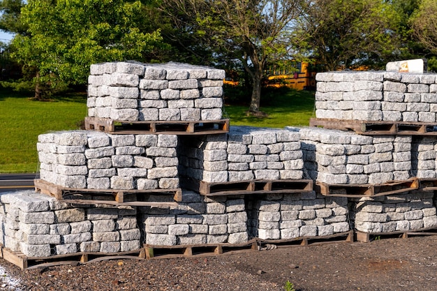 Palettes avec pierre de parement naturelle et pavés carreaux de stockage blocs gris