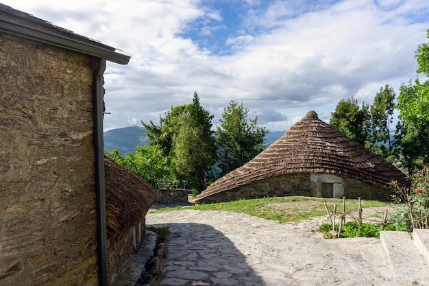 Un palloza une maison en pierre avec un toit de chaume typique des montagnes du nord-ouest de l'Espagne