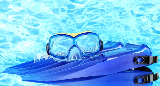 Palmes bleues et masque sur fond de mer bleue