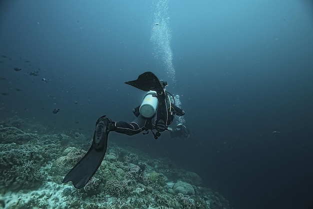 palmes de plongeur vue de dos sous l'eau, vue sous-marine du dos d'une personne nageant avec la plongée sous-marine