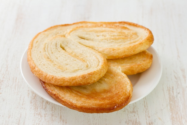 Palmier sur assiette sur blanc