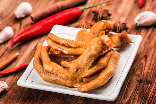 Palmier de canard mariné sur une assiette