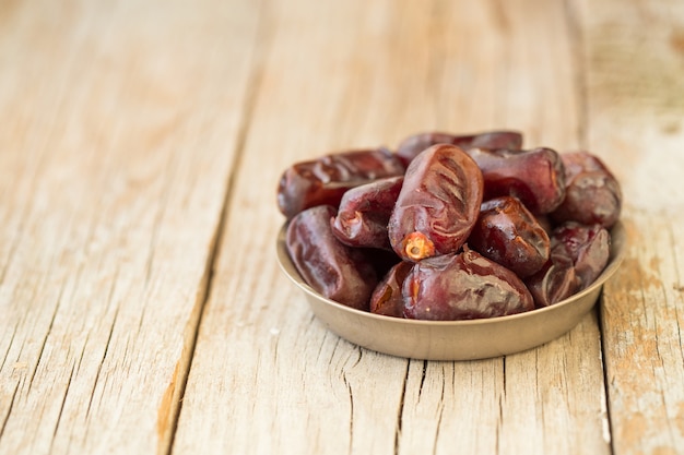 Le palmier dattier est un aliment pour le ramadan ou le medjool. Délicieux fruits de dattes séchées au goût sucré et riches en fibres.