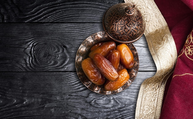 Palmier dattier pour le Ramadan sur la vue de dessus de table en bois