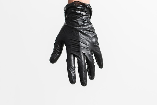Un palmier humain portant un gant en latex noir isolé
