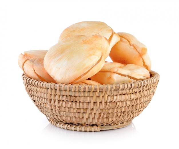 Palmier à sucre dans le panier sur le mur blanc