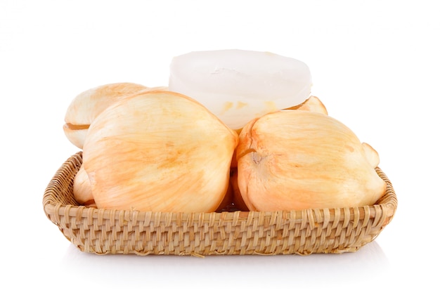 Palmier à sucre dans le panier sur le mur blanc