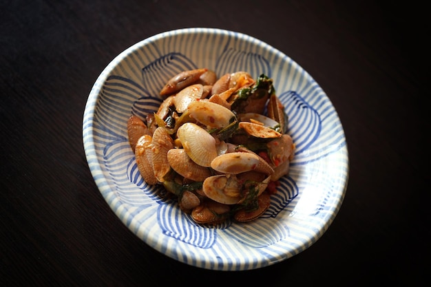 Palourdes sautées avec pâte de piment rôti à la thaïlandaise