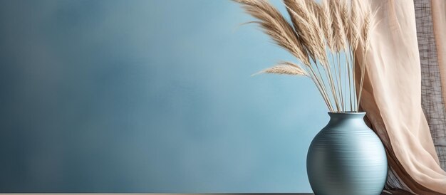 Pampas herbe dans un vase bleu sur la table près des rideaux à côté de la source de lumière