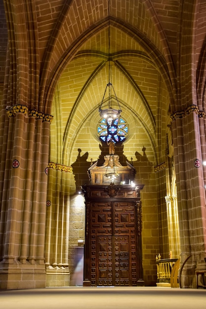 Photo pampelune espagne 5 octobre 2019 intérieur orné de la cathédrale catholique de santa maria la real cathédrale gothique du xve siècle