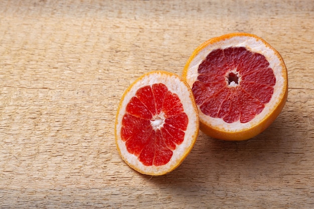 Pamplemousse rouge frais sur une table en bois