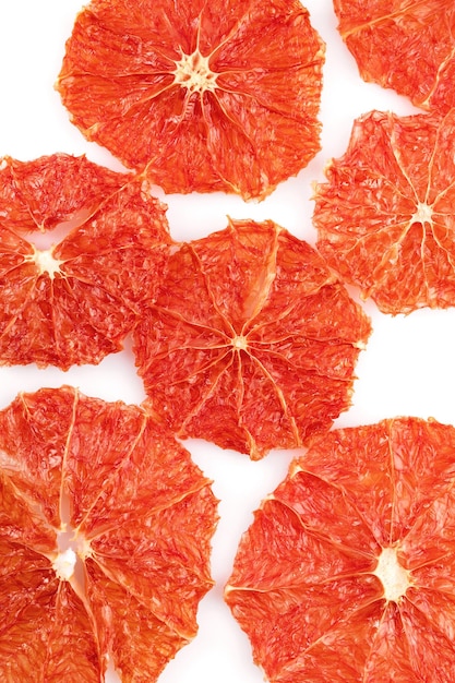 Pamplemousses et oranges séchés en tranches sur fond blanc Fond d'épicerie de tranches d'agrumes séchées