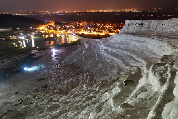 Pamukkale sur le dessus avec vue sur la ville de Denizli la nuit Turquie