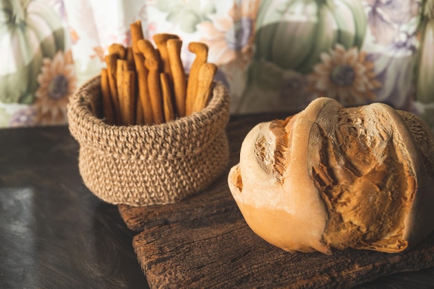 Photo pan de campo y cesto con grisines amérique latine