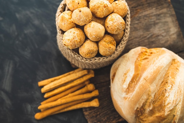 Pan casero con grisines y chipa horneados de panaderia