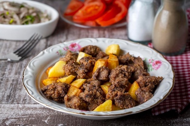 Pan de foie (foie albanais) Cuisine traditionnelle turque. Foie sur riz. (nom turc; arnavut ciger)