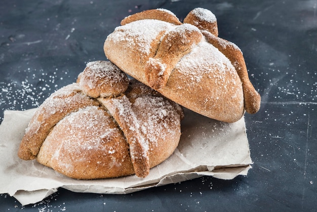 Pan de muerto sur table noire