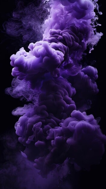 Des panaches imposantes de fumée violette s'élèvent majestueusement sur un fond noir éclatant évoquant l'intrigue et l'élégance.