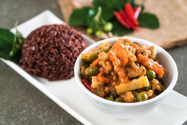 Panaeng Curry avec du porc et des baies de riz