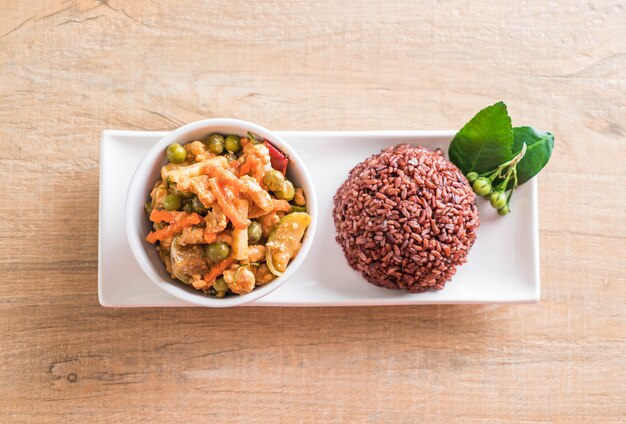 Panaeng Curry avec du porc et du riz aux baies