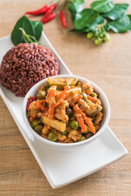 Panaeng Curry avec du porc et du riz aux baies