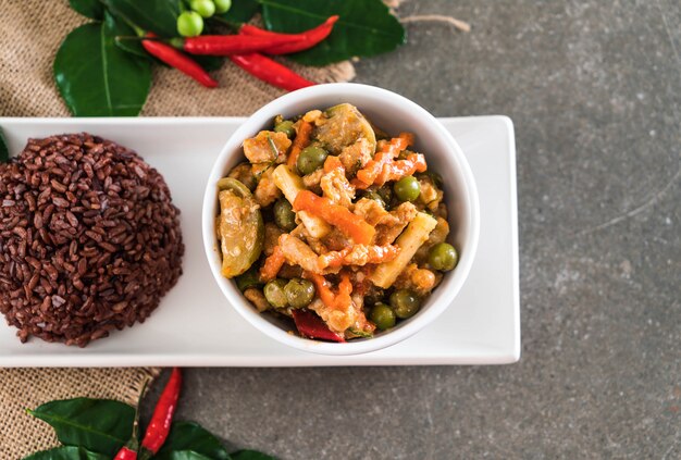 Panaeng Curry avec du porc et du riz aux baies