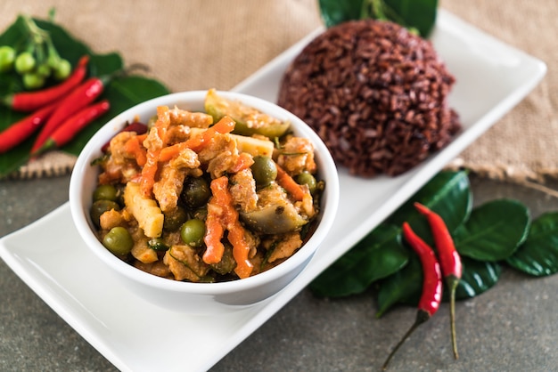 Panaeng Curry avec du porc et du riz aux baies