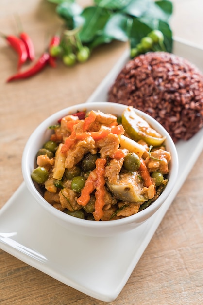 Panaeng Curry avec du porc et du riz aux baies