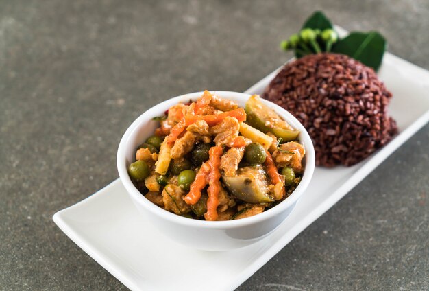 Panaeng Curry avec du porc et du riz aux baies