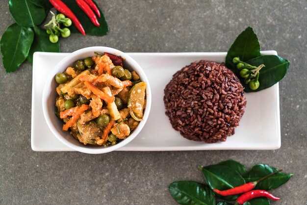 Panaeng Curry avec du porc et du riz aux baies