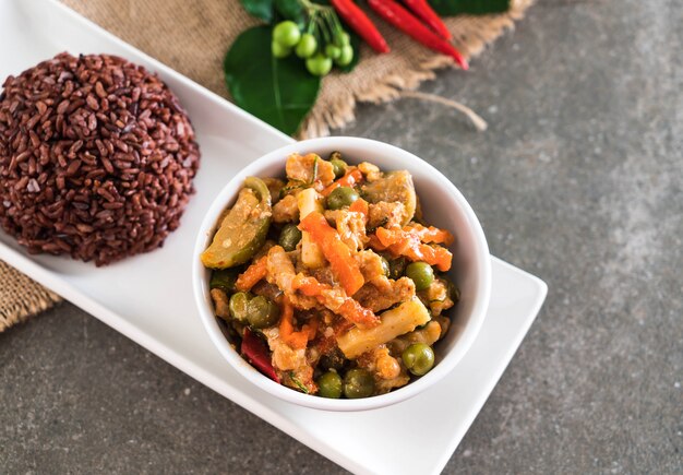 Panaeng Curry avec du porc et du riz aux baies