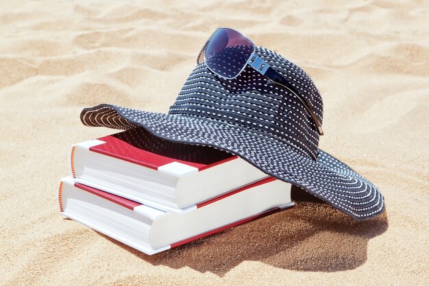 Panama pour le soleil avec des livres à lire sur la plage. Des lunettes de soleil.