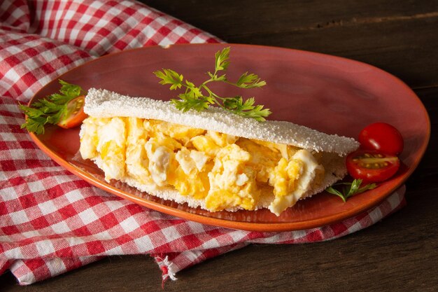 Photo pancake de tapioca avec des œufs de manioc brésilien en vue avant