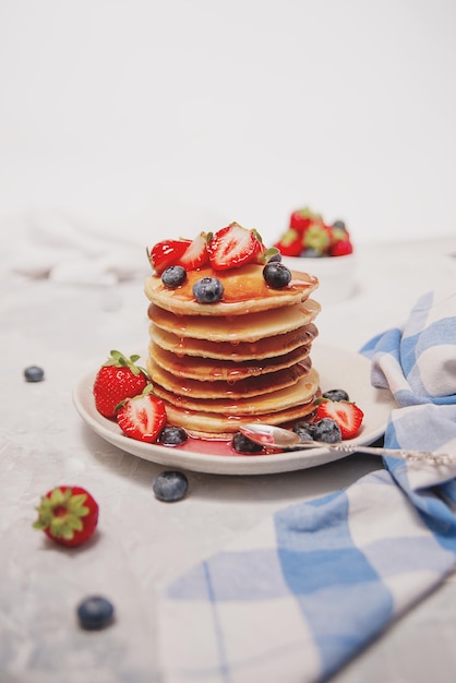 Pancakes aux fraises myrtilles