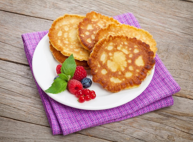 Pancakes aux framboises et myrtilles