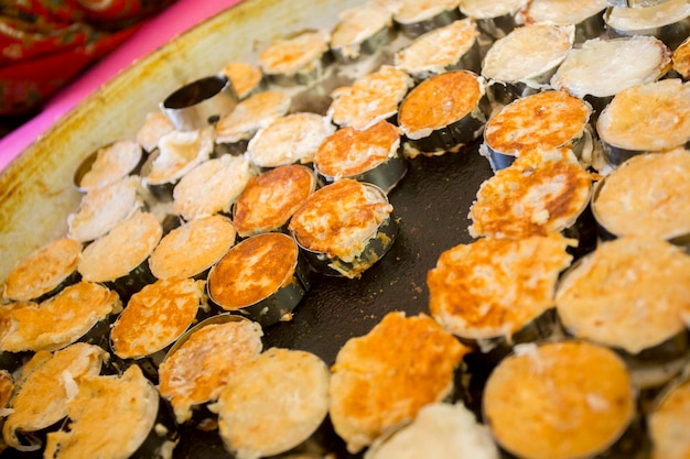 Pancakes de noix de coco thaïlandais Kanom Krok faits par les habitants de l'île de Ko Yao dans le sud de la Thaïlande