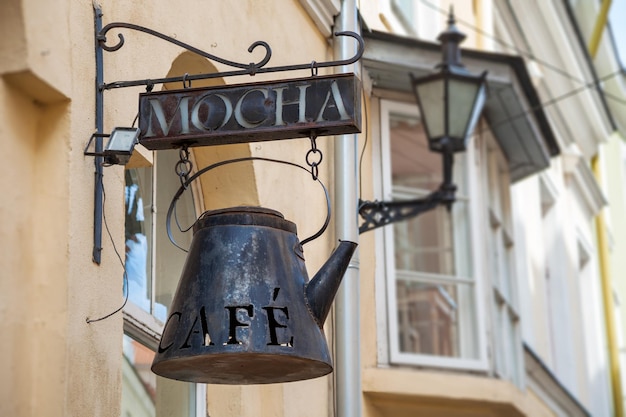 Pancarte de café vintage dans le centre historique de la ville de Tallinn Estonie