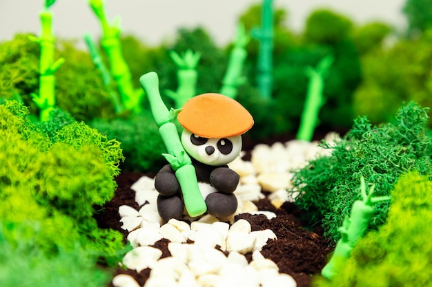 Panda de pâte à modeler fait maison drôle dans une jungle stylisée